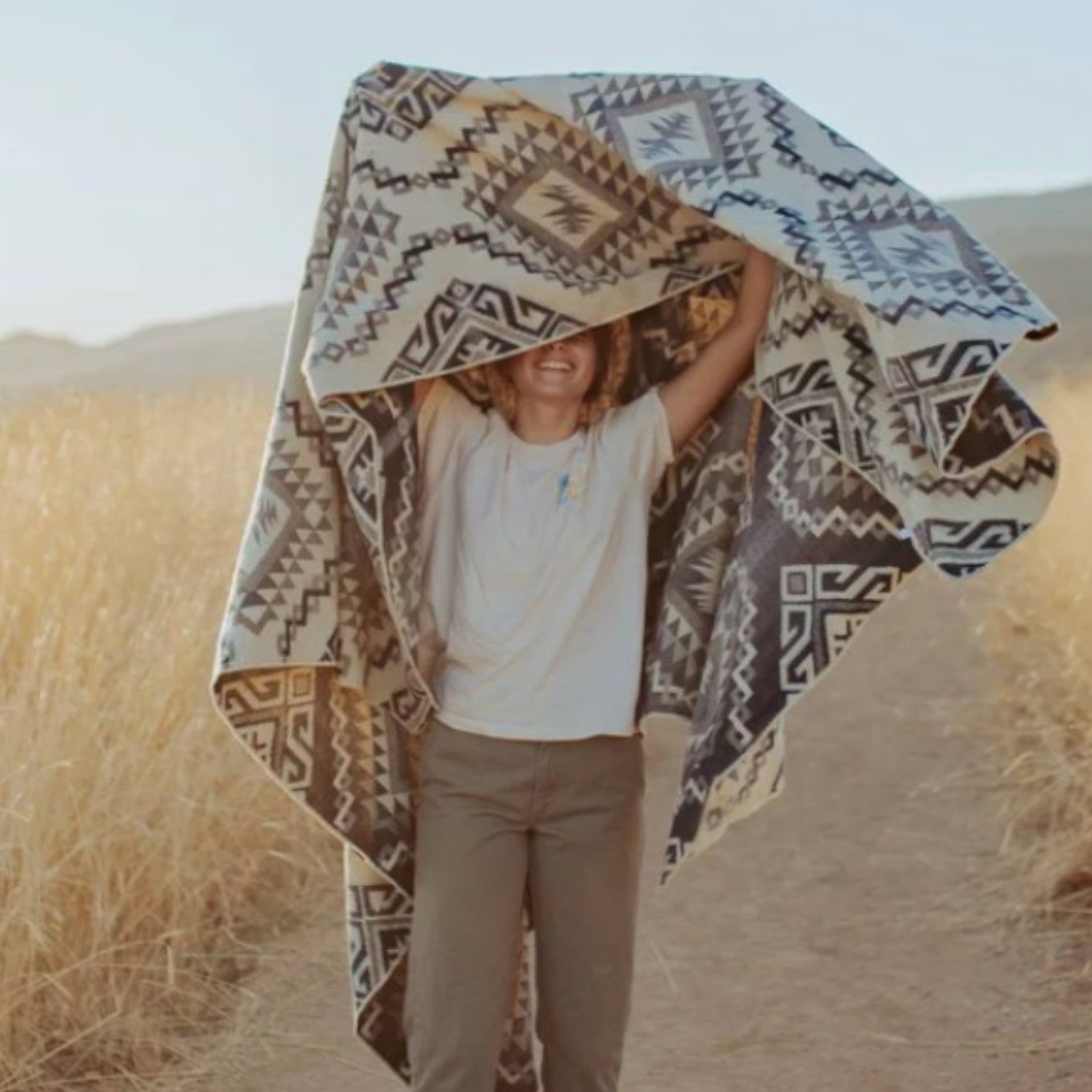 Beyond Borders Collective - Epera Blanket - Blue Scale